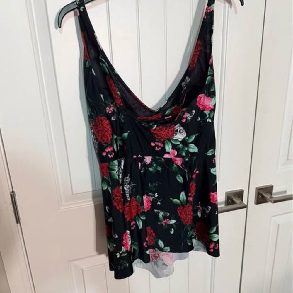 5X Swim Top Torrid Black Floral Skull pit-pit 25”relax to 30” stretched C7379 - Picture 2 of 4